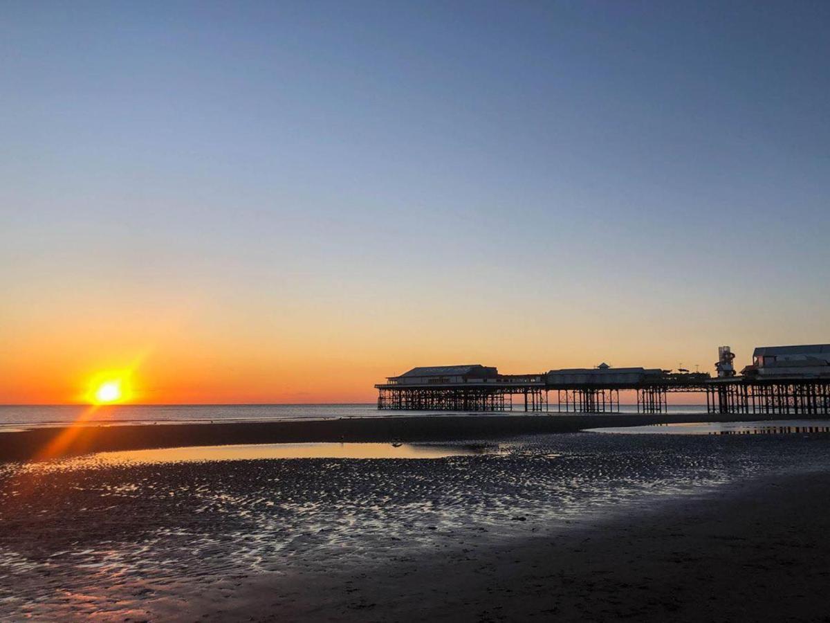 The Cafe Guest House Blackpool Exteriör bild